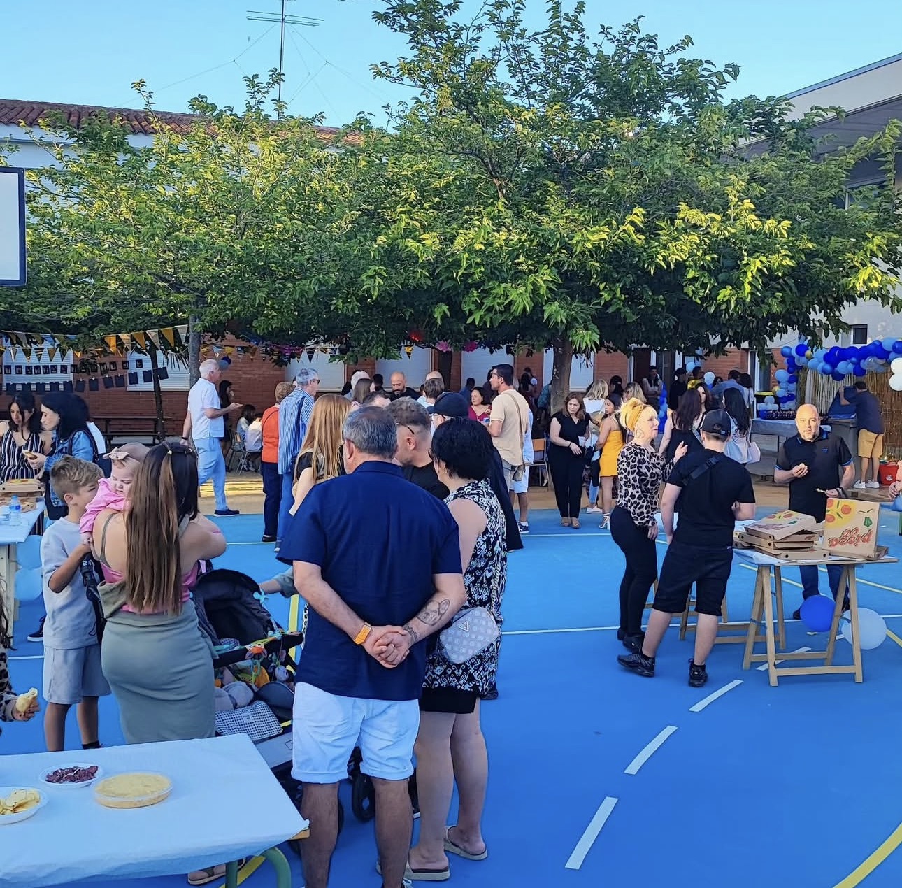 La Vieja Simona en graduación escolar de Castelldefels