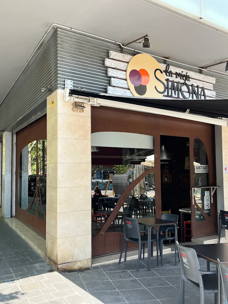 Fachada de La Vieja Simona en Castelldefels