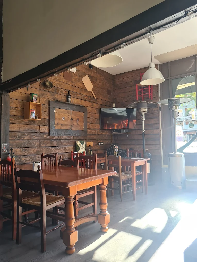 Interior de La Vieja Simona - madera y ambiente porteño
