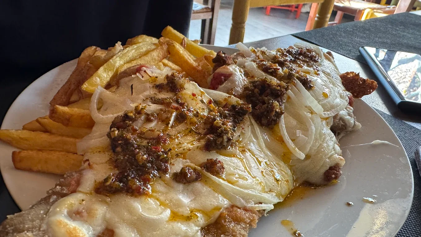 Milanesa XXL con patatas fritas en La Vieja Simona