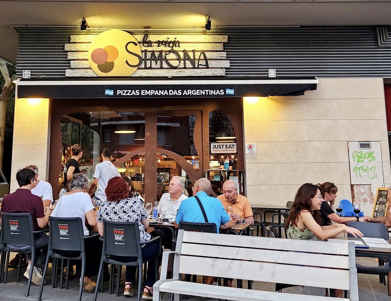 Terraza de La Vieja Simona llena de clientes en Castelldefels